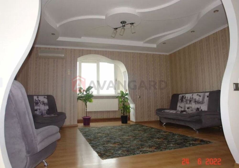 Продається видова 3-кімнатна квартира на Митниці по вул. Героїв Дніпра.