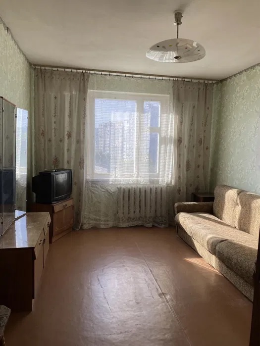 Продаж затишної двокімнатної квартири на Митниці.